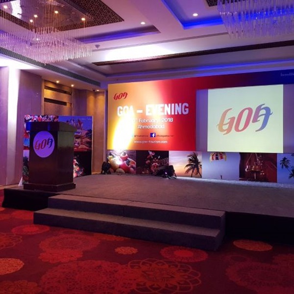 In backdrop Mau in backrop 2