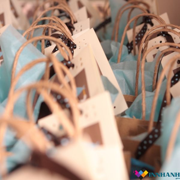 In quà tặng sự kiện Mau qua tang su kien 2