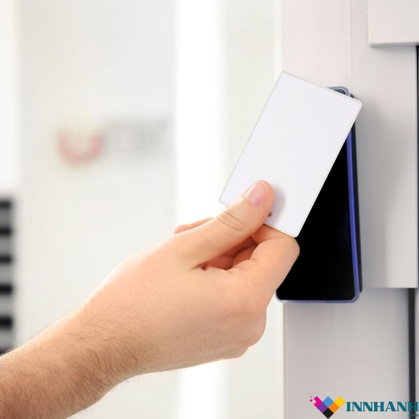 In thẻ nhựa, thẻ giấy Mau the nhua the giay 3