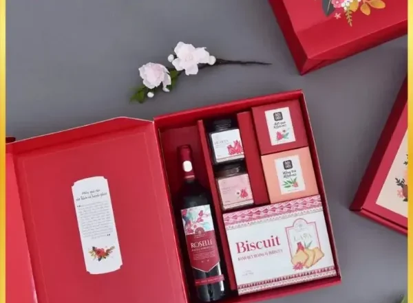 Bóc Tách Quy Trình Sản Xuất Sản Phẩm In Ấn Chuyên Nghiệp Cận cảnh các sản phẩm in ấn đã qua công đoạn gia công sau in, bao gồm ép kim vàng, dập nổi và UV định hình trên giấy mỹ thuật cao cấp.