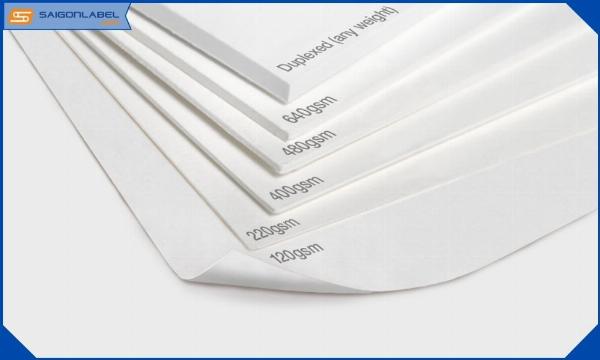 Các loại decal giấy phổ biến dùng trong in tem nhãn sản phẩm như decal Kraft, Couche và Ford được sắp xếp cạnh nhau