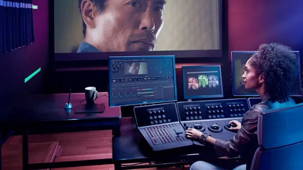 Sơ đồ minh họa hệ màu RGB được tạo ra từ việc chồng các chùm ánh sáng Đỏ, Lục, Lam lên nhau.