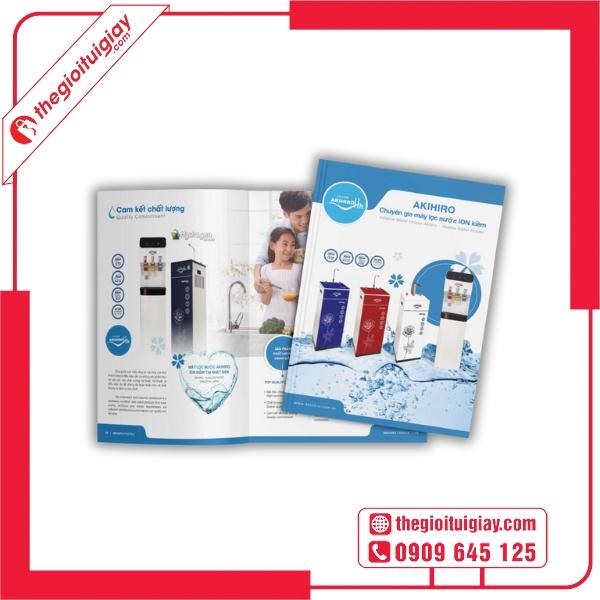 Một máy in kỹ thuật số công nghiệp hiện đại, nhỏ gọn hơn máy offset, đang in ra các tờ flyer màu sắc rực rỡ, thể hiện tốc độ và sự linh hoạt