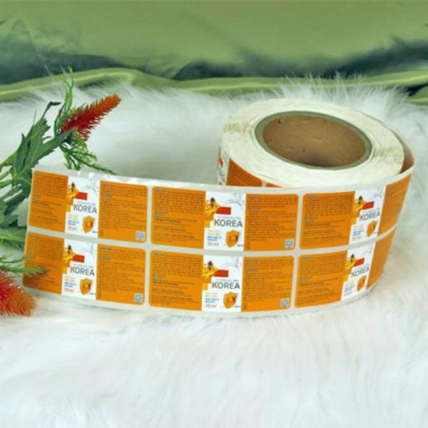 Các cuộn tem nhãn decal thành phẩm sau khi in bằng công nghệ flexo tại xưởng Quảng Cáo 24h