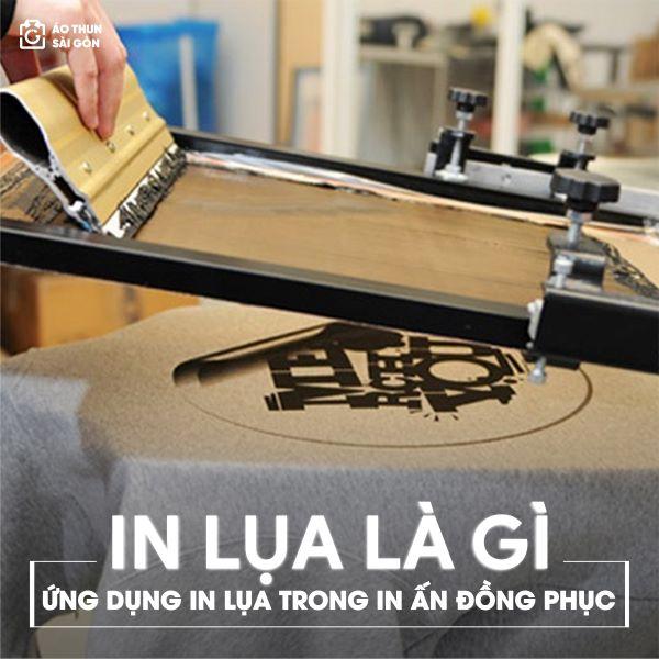Các sản phẩm ứng dụng kỹ thuật in lụa là gì, bao gồm áo thun đồng phục, túi vải, thiệp cưới và ly sứ