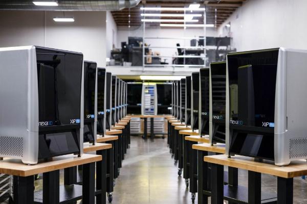 Một máy in 3D đang sử dụng sợi nhựa làm từ vật liệu tái chế để tạo ra một sản phẩm xanh