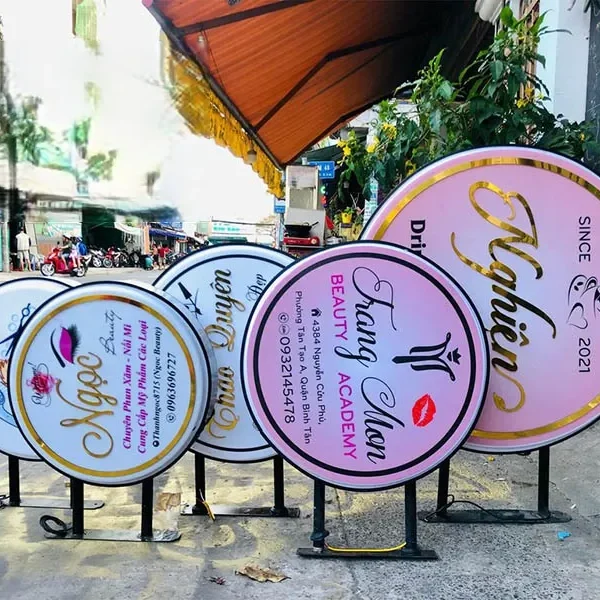 Biển Vẫy Mica Trong Sáng Nét Bien vay mica la mot trong nhung giai phap quang cao hieu qua duoc nhieu doanh nghiep lua chon hien nay