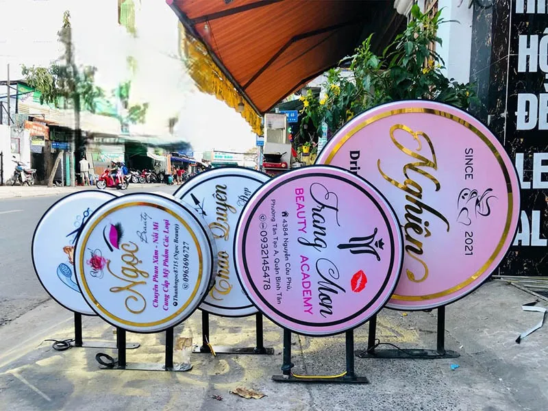 Biển Vẫy Mica Trong Sáng Nét Bien vay mica la mot trong nhung giai phap quang cao hieu qua duoc nhieu doanh nghiep lua chon hien nay