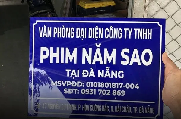 Biển Công Ty Mica Sắc Nét Lam bien cong ty mica la mot trong nhung giai phap quang cao hieu qua