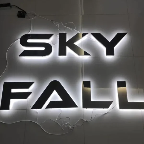 Chữ Nổi LED Hắt Sáng Chân Đẹp Mắt Mica la vat lieu duoc ua chuong nhat trong lam Chu Noi Led Hat Sang Chan nho nhung uu diem vuot troi e1740990528689