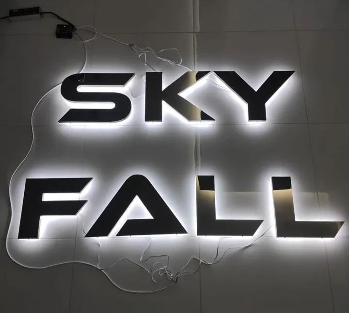 Chữ Nổi LED Hắt Sáng Chân Đẹp Mắt Mica la vat lieu duoc ua chuong nhat trong lam Chu Noi Led Hat Sang Chan nho nhung uu diem vuot troi e1740990528689