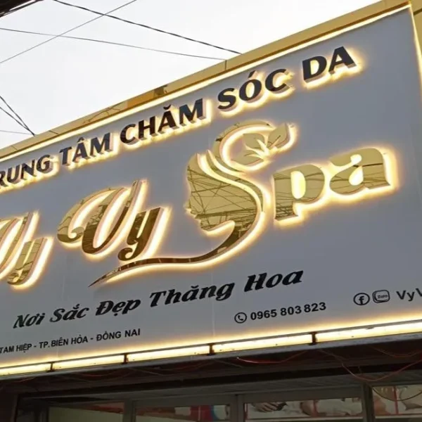Bảng Hiệu Tiệm Nail Hút Mắt Mot bien hieu tiem nail chuyen nghiep se tao dung niem tin va thu hut khach hang ghe tham ngay tu cai nhin dau tien