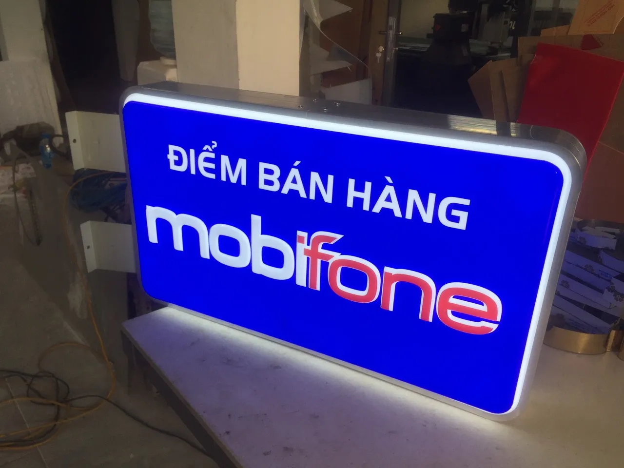 Biển Vẫy Hộp Đèn Sáng Đều Nhung ung dung pho bien cua bien vay hop den trong kinh doanh