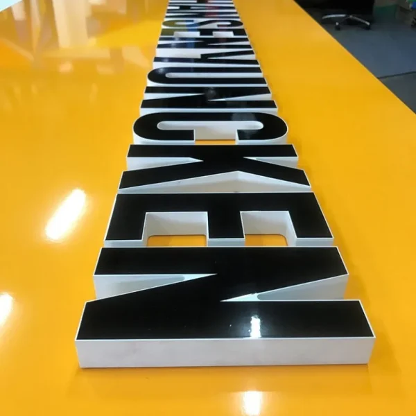 Chữ Mica Cắt CNC Sắc Sảo Quang Cao 24h tu hao la don vi thiet ke thi cong hang nghin du an chu mica cho cac khach hang