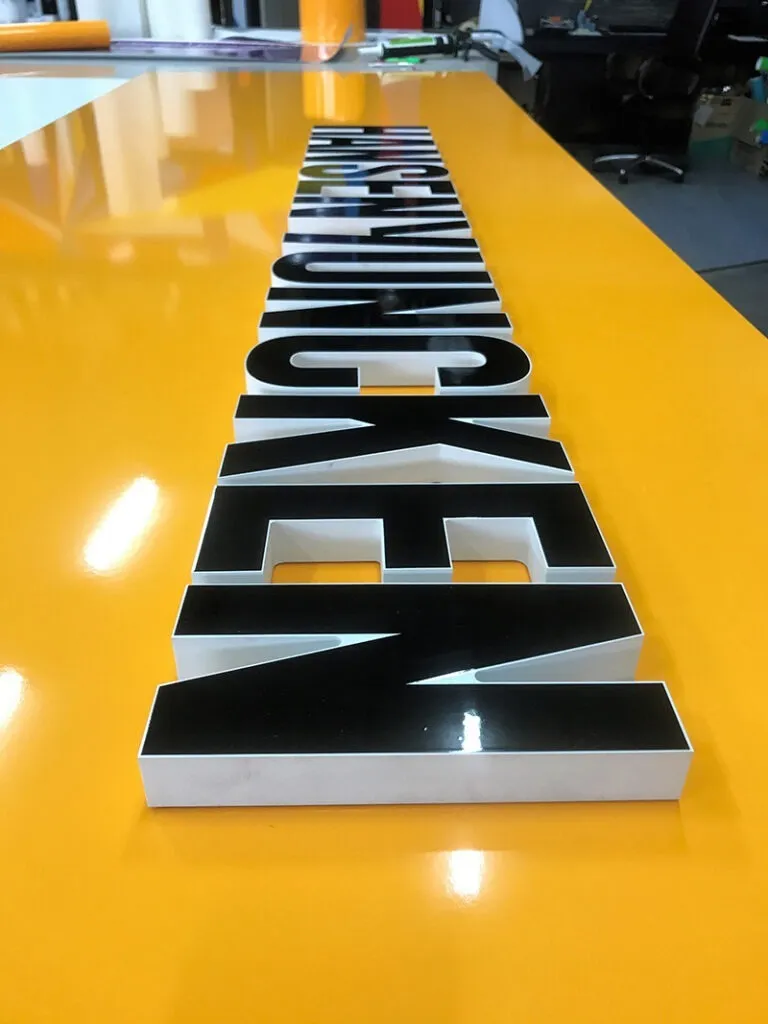 Chữ Mica Cắt CNC Sắc Sảo Quang Cao 24h tu hao la don vi thiet ke thi cong hang nghin du an chu mica cho cac khach hang