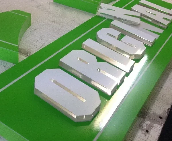 Chữ Alu Gương Sang Trọng Quang Cao 24h tu hao mang den quy trinh lam chu alu chuyen nghiep