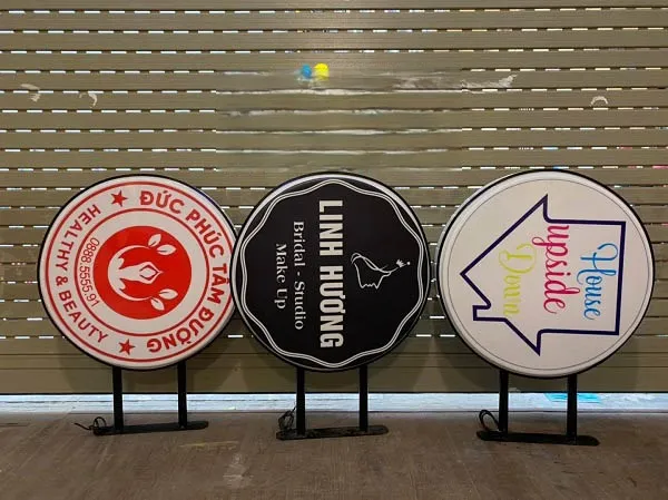 Biển Vẫy Mica Trong Sáng Nét Quy trinh lam bien vay mica chuyen nghiep tai Quang Cao 24H