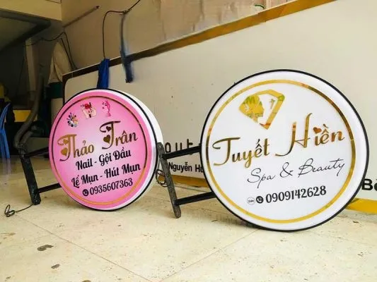 Biển Vẫy Mica Trong Sáng Nét Uu diem cua dich vu lam bien vay mica tai Quang Cao 24H