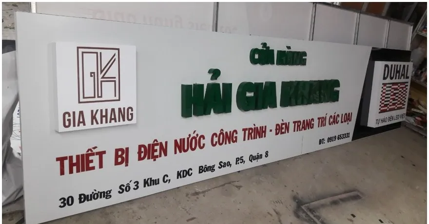 Bảng Hiệu Alu Sang Trọng – Bền Đẹp Uu diem noi bat cua bang hieu hop den alu la kha nang tao hieu ung anh sang an tuong