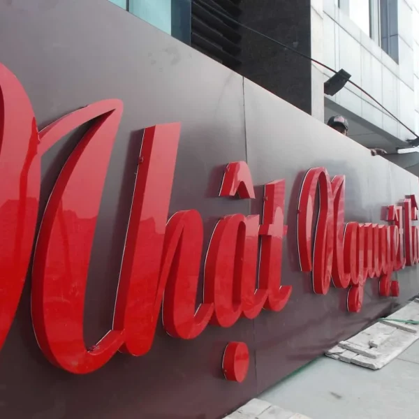 Chữ Mica Cắt CNC Sắc Sảo bien chu noi mica