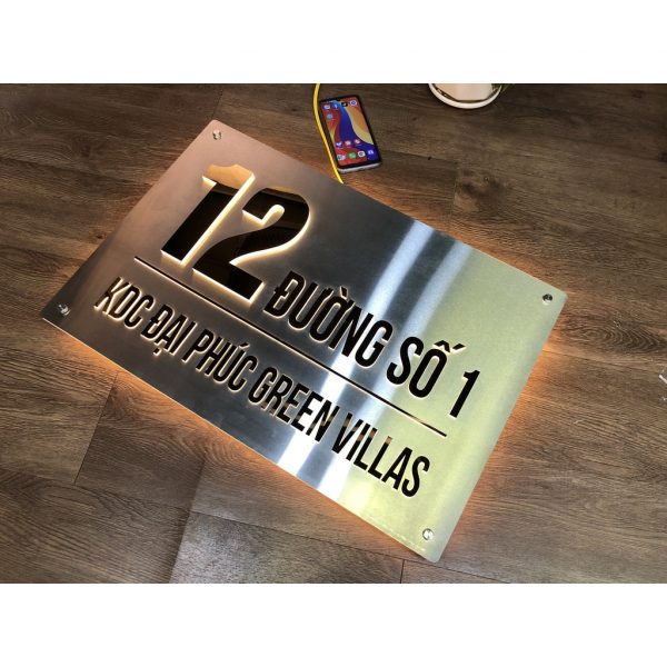 BẢNG, BIỂN SỐ NHÀ. Có đèn LED Inox Vàng + inox xước, số nổi 10mm chân mica trong mặt inox vàng, ngoài trời. BSN-QC24H017