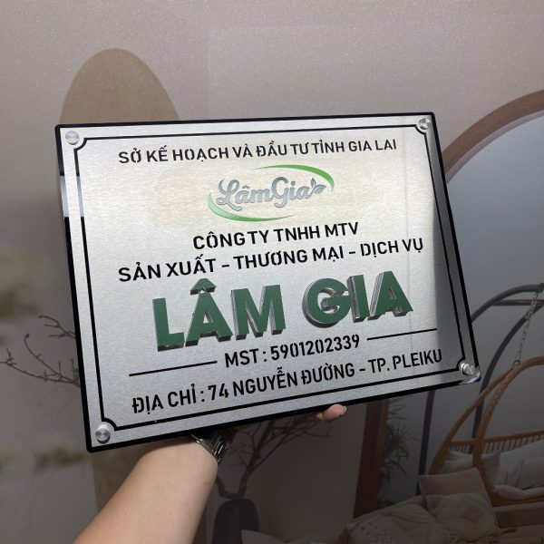 BIỂN TÊN CÔNG TY, Inox 304 Bạc Xước . Tên Cty nổi Mica in UV màu, Đế mica đen 5mm. Ngoài trời. BCT-QC24H003