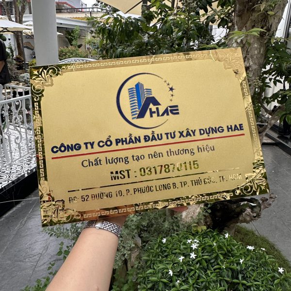 BẢNG, BIỂN CÔNG TY. Inox 304 vàng gương. Dựng chân nổi. Nội dung, họa tiết ăn mòn. Ngoài trời, cao cấp. BCT-QC24H002