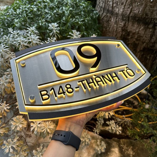 BẢNG, BIỂN SỐ NHÀ. Có đèn LED – Inox 304 Xước Bạc + Mica cán đen sần, số nổi 10mm. BSN-QC24H009
