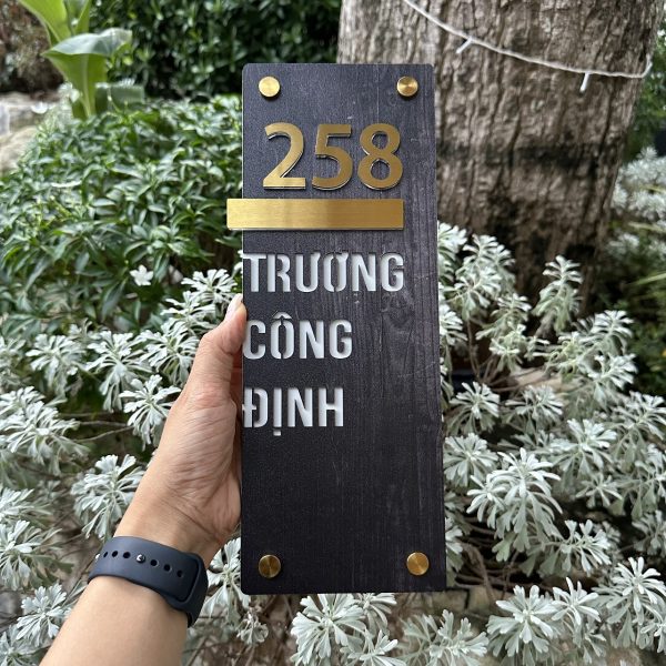 BẢNG, BIỂN SỐ NHÀ. Nền in UV vân gỗ, Nội dung nổi Inox xước vàng. Cao cấp, sang trọng. BSN-QC24H021