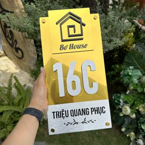 Biển số nhà nền alcorest vàng gương, số nổi 10x30cm