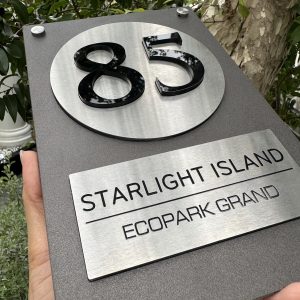 Alternative view of Biển số nhà nền alcorest + mica cán ghi sần, inox xước bạc, số nhà nổi 10x20cm