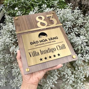 Biển số nhà inox vàng xước + mica vân gỗ đậm 15x25cm