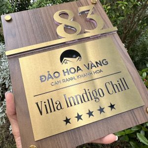 Alternative view of Biển số nhà inox vàng xước + mica vân gỗ đậm 15x25cm