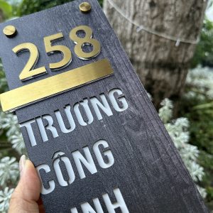 Alternative view of Biển số nhà nền in UV vân gỗ, nội dung nổi inox xước vàng 15x25cm