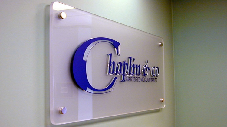 Logo bảng hiệu chữ nổi mica - Ảnh 5